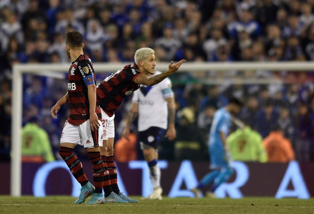 Flamengo, muy superior, se quedó con el duelo de ida en las semifinales de la Copa Libertadores ante Vélez. (AP)