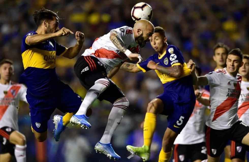 Javier Pinola of River Plate heads the ball during a Copa Libertadores semifinal second leg soccer match against Boca Juniors at La Bombonera stadium in Buenos Aires, Argentina, Tuesday, Oct. 22, 2019. (AP Photo/Gustavo Garello)