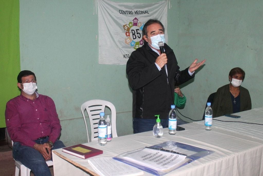Durante una reunión con vecinos del sector B5 de Alto Comedero, el diputado Alberto Bernis cuestionó "la mala gestión del Gobierno nacional en cuanto a la economía y la pandemia".