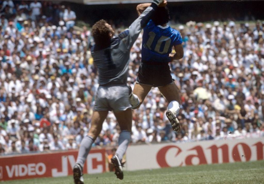 Imagen del astro argentino Diego Maradona convirtiendo el famoso gol con la mano al arquero inglés Peter Shilton durante el partido de cuartos de final del Mundial de México entre Argentina e Inglaterra disputado el 22/06/1986 en Ciudad de México. (Foto: DPA)