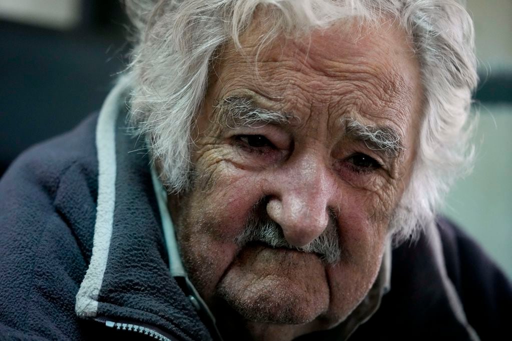José Mujica dijo que padece de un tumor en el esófago.