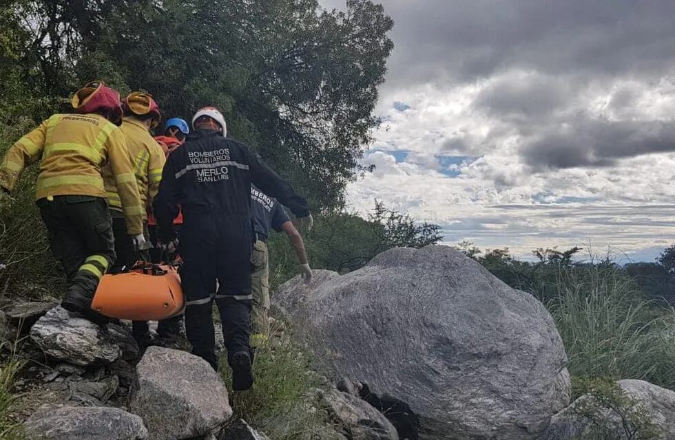 Bomberos Voluntarios de Merlo, junto a personal del Sempro, rescató a una mujer que sufrió una caída en el arroyo El Molino.