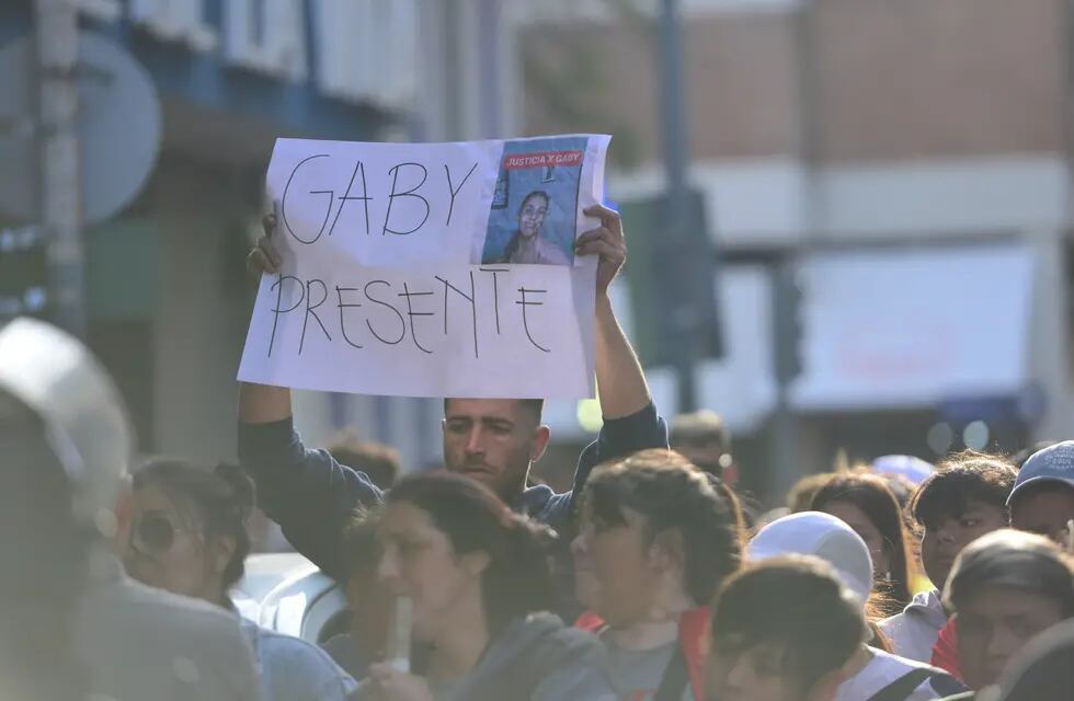 Familiares y amigos de Gabriela Pérez marcharon por las calles del centro de la ciudad de Córdoba.
