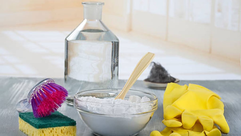 Bicarbonato de sodio y vinagre blanco son dos "ingredientes" claves para ahorrar en limpieza.
