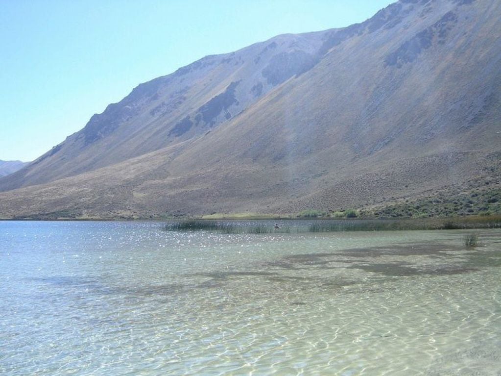 Laguna Willmanco a pocos kilómetros de Esquel, con acceso cerrado por entrenamiento militar.