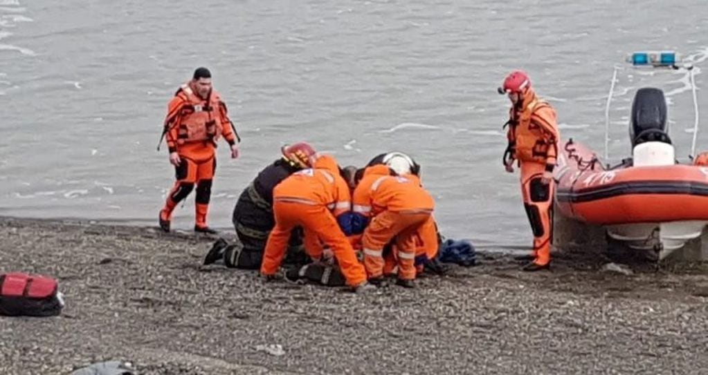 Prefectura Naval rescata a una adolescente que saltó por el puente General Mosconi a las frias aguas (web)