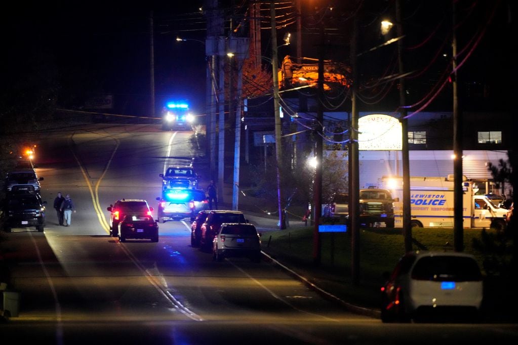 Patrulleros de la Policía se dirigen a la zona donde hubo un tiroteo en Lewiston, Maine. (AP)