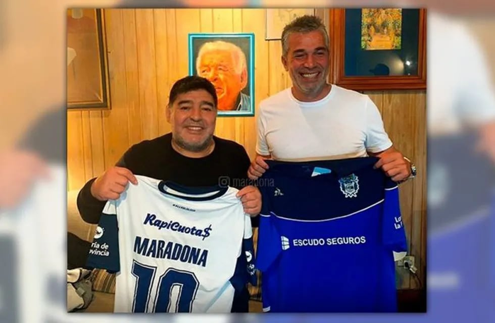 Las primeras imágenes de Diego Maradona con la camiseta del Lobo. El astro del fútbol fue confirmado como el nuevo director técnico de Gimnasia y Esgrima de La Plata.