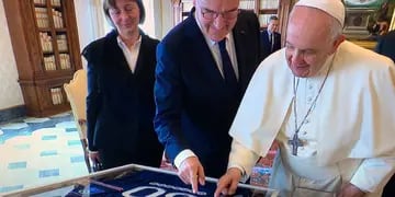 El Papa Francisco con la camiseta de MessI