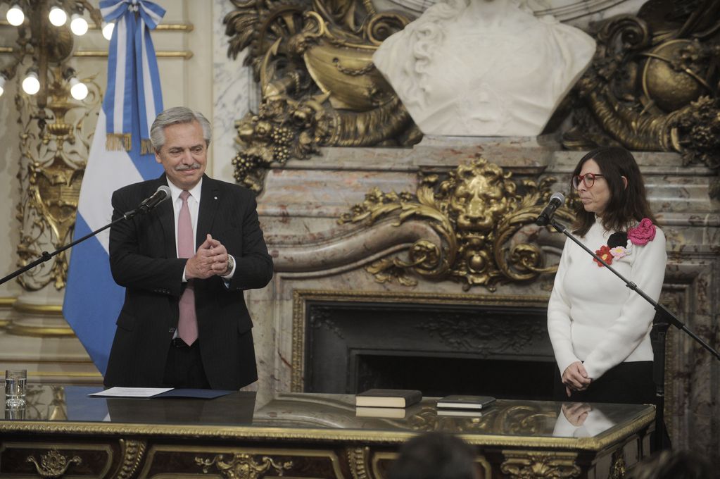Alberto Fernández le toma la jura a Silvina Batakis como ministra de Economía. Foto: Clarín.