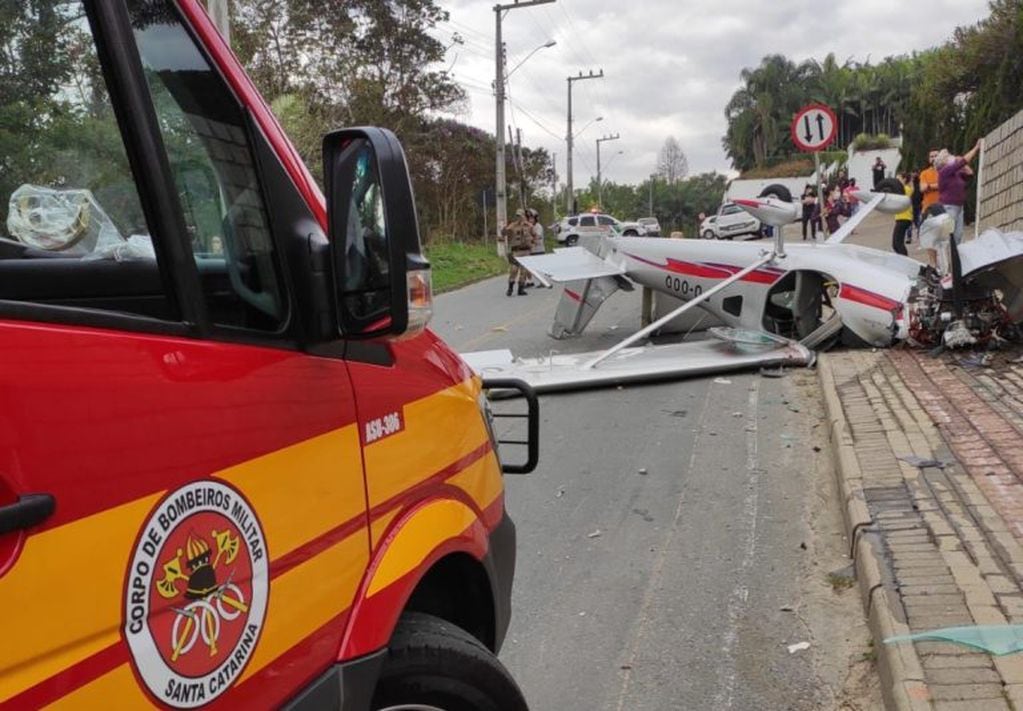 Una avioneta se estrelló en medio de la calle en Brasil (Foto: Bomberos de Santa Catarina)