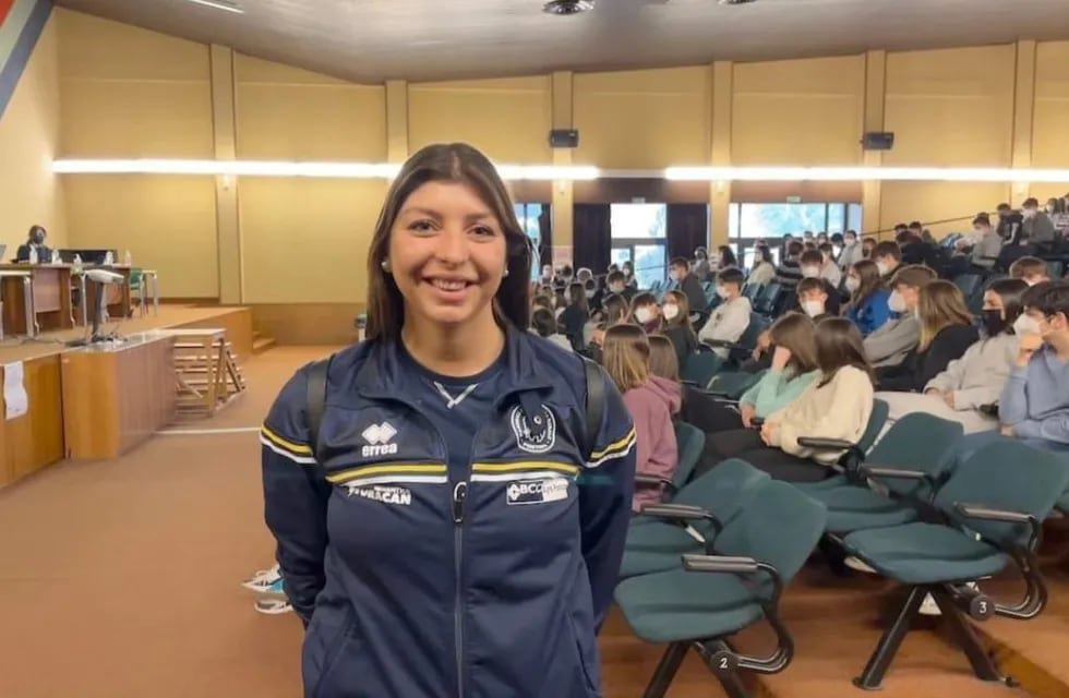 Rocío Squizziato, jugadora del seleccionado italiano de handball, en un congreso contra el bullying. Foto: Facebook/ Pallamano Pontinia.
