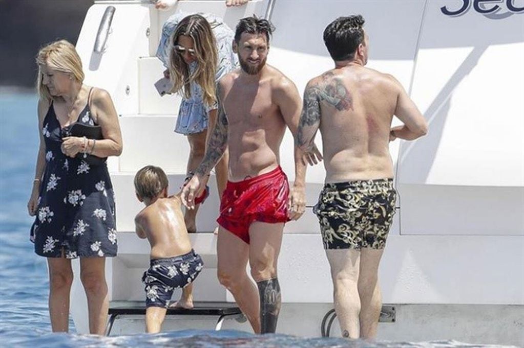 Rodrigo Messi (de espaldas) y su tatuaje