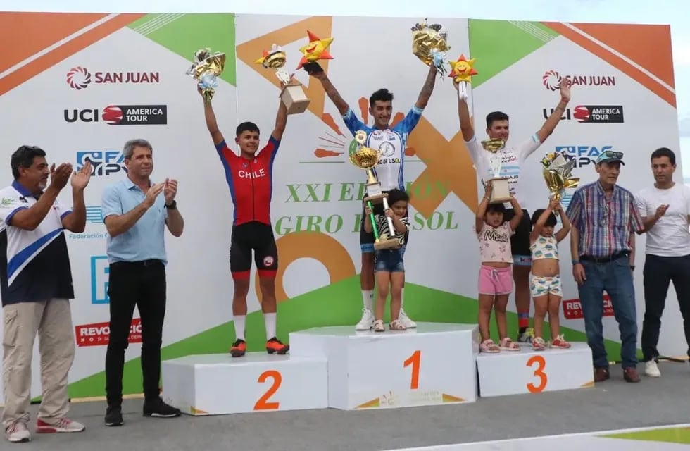 Podio de ganadores de la general de la 21° edición del Giro del Sol en San Juan.