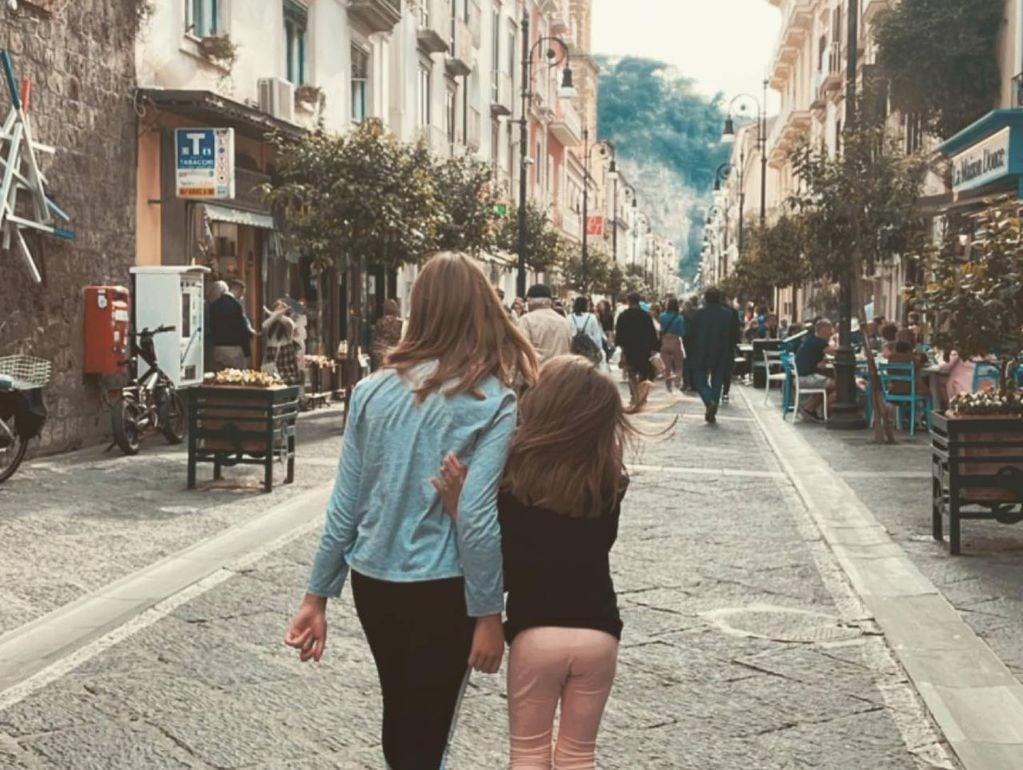 La Sole disfrutó de un paseo por las calles italianas abrazada con una de sus hijas.