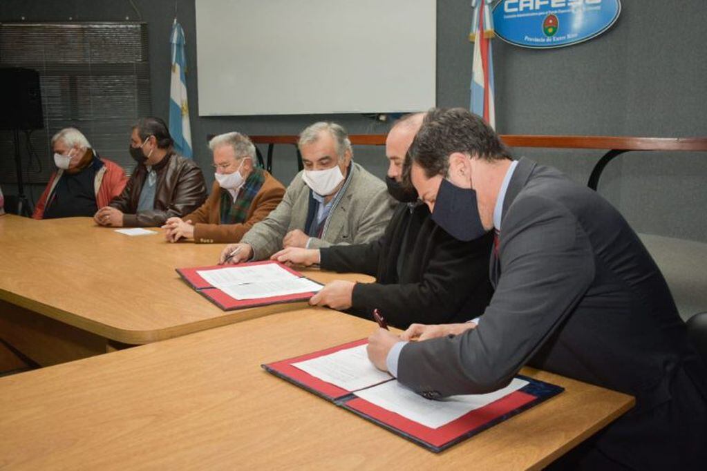 Cafesg y la Cooperativa Eléctrica de Concordia firmaron un convenio que posibilita brindar servicio de internet a escuelas públicas.