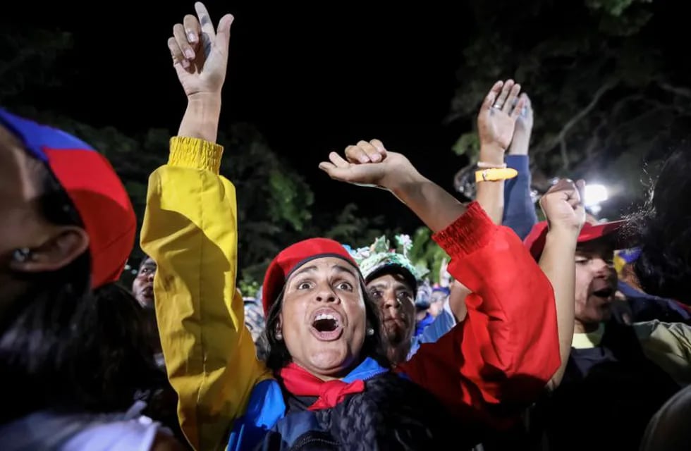 -FOTODELDIA- CAR36. CARACAS (VENEZUELA), 30/07/2017.- Chavistas participan en una celebración, en la plaza Bolívar de Caracas (Venezuela), al culminar jornada de votación hoy, domingo 30 de julio de 2017. El chavismo gobernante se felicitó hoy por la \