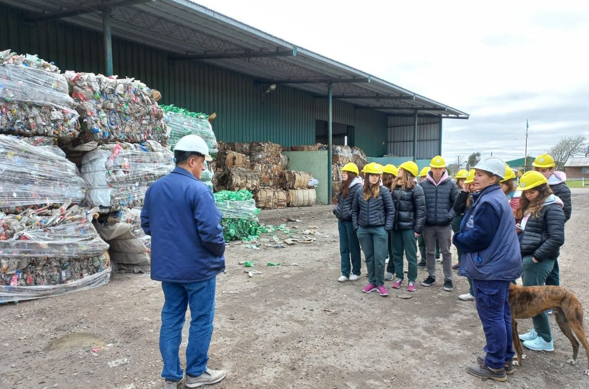 Alumnos del  Colegio Jesús Adolescente visitaron la Planta de Separación de Residuos Sólidos Urbanos de Tres Arroyos