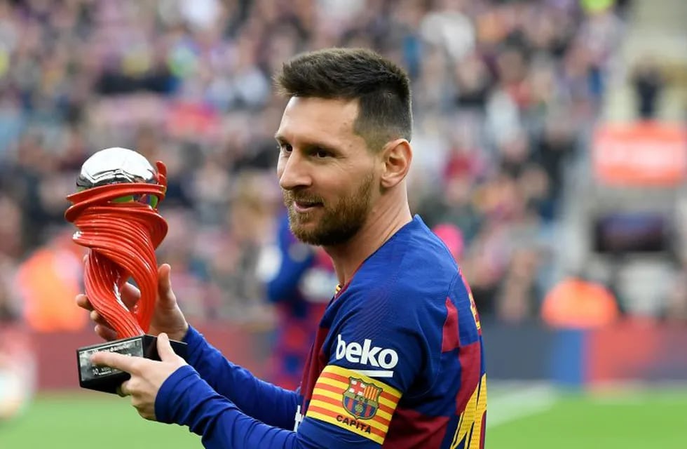 Lionel Messi con el premio al mejor jugador de La Liga de la temporada pasada (Foto: Lluis Gene/AFP)