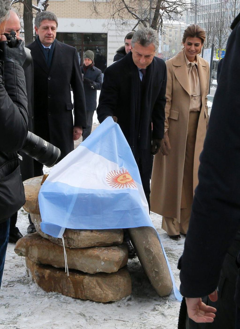 EPA2919. MOSCÚ (RUSIA), 23/01/2018.- El presidente argentino, Mauricio Macri (c), y su esposa Juliana Awada (dcha), asisten a la ceremonia de inauguración de la Plaza de la República Argentina en la calle Zhitnaya, en el distrito Yakinanka, en Moscú (Rusia) hoy, 23 de enero de 2018, en el ámbito de su visita al país. EFE/ Maxim Shipenkov 
epa06466841 Argentinian President Mauricio Macri (C) and his wife Juliana Awada (R) attend the opening ceremony of the Square of the Argentine Republic at Zhitnaya street, Yakimanka ditrict in Moscow, Russia, 23 January 2018. Mauricio Macri is on official visit to Russia, and thereafter will travel to Switzerland and France. EPA/MAXIM SHIPENKOV