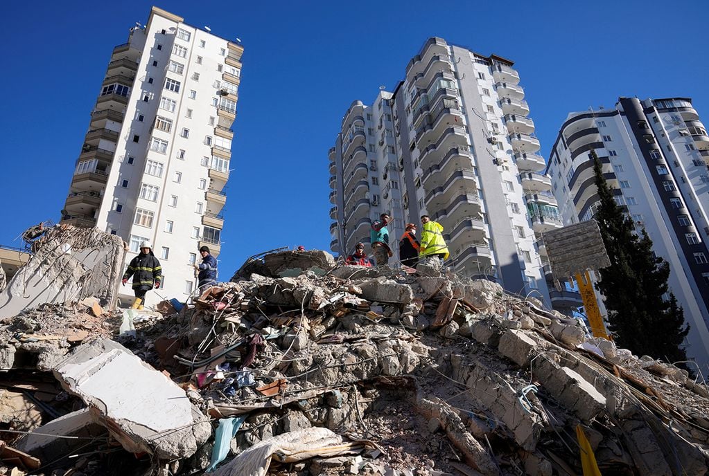 Edificios desplomados tras el terremoto de 7,8° que afectó a Turquía y Siria (AP).