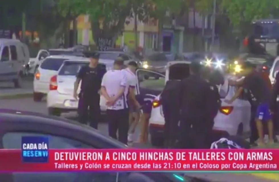Hinchas de Talleres fueron detenidos en Rosario, en la previa del duelo ante Colón, por Copa Argentina. La policía secuestró dinero y un arma. (Captura de pantalla)