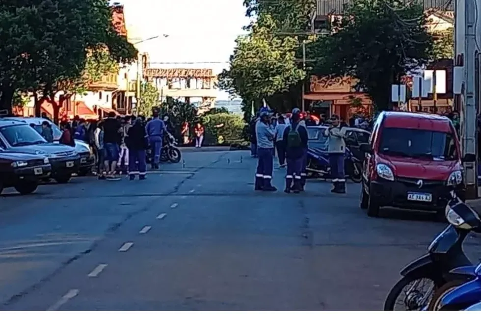 Protesta de municipales en Oberá complica el tránsito.