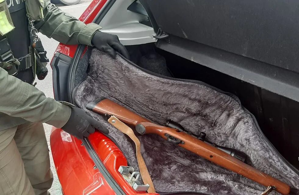 La  carabina Mossberg calibre 308, con mira telescópica, en su funda que fuera incautada por personal de Gendarmería en San Carlos. Gentileza Gendarmería