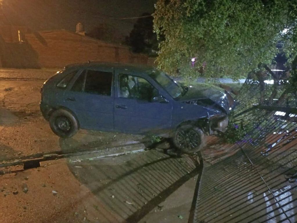 Eldorado: chocó su vehículo contra el portón de una vivienda y huyó.