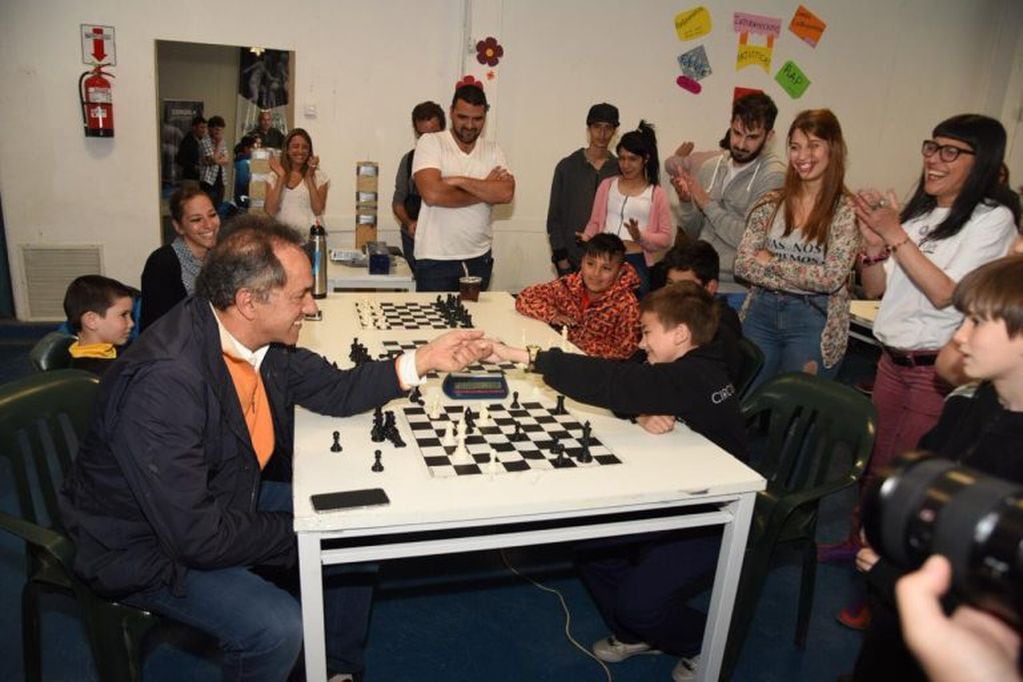 Daniel Scioli jugó al ajedrez en Ushuaia, acompañado del intendente Walter Vuoto.