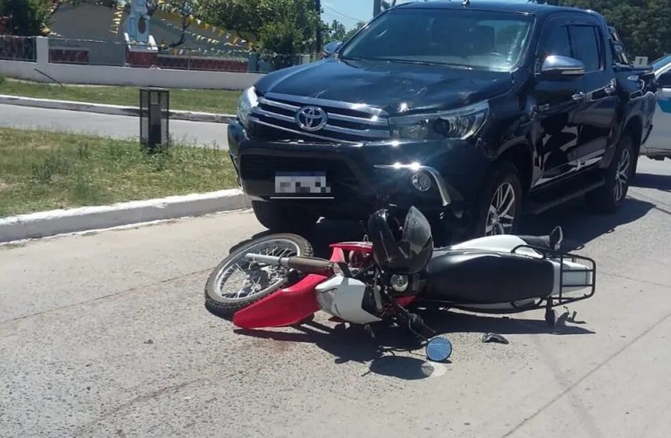 Un hombre falleció cuando su moto fue embestida por una camioneta