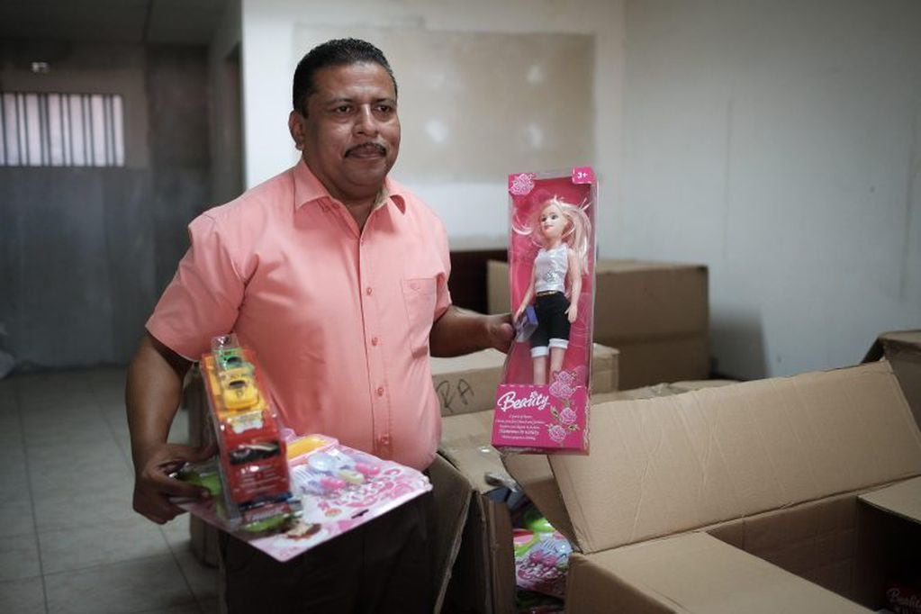 Víctor Rosales, el "Santa Claus Nica", que muestra el tipo de juguetes que entrega a niños de escasos recursos, en Managua (Nicaragua). (EFE/ Alberto González).