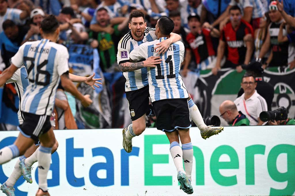 El festejo alocado de Messi con Di María, que desbloqueó al equipo nacional (AP)