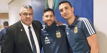 MENSAJE. Claudio Tapia, Lionel Messi y Lionel Scaloni, tras el tercer puesto en la Copa América.