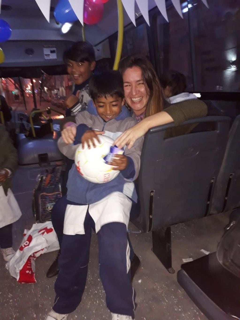 Festejo del cumpleaños de un niño arriba de un colectivo de Río Cuarto