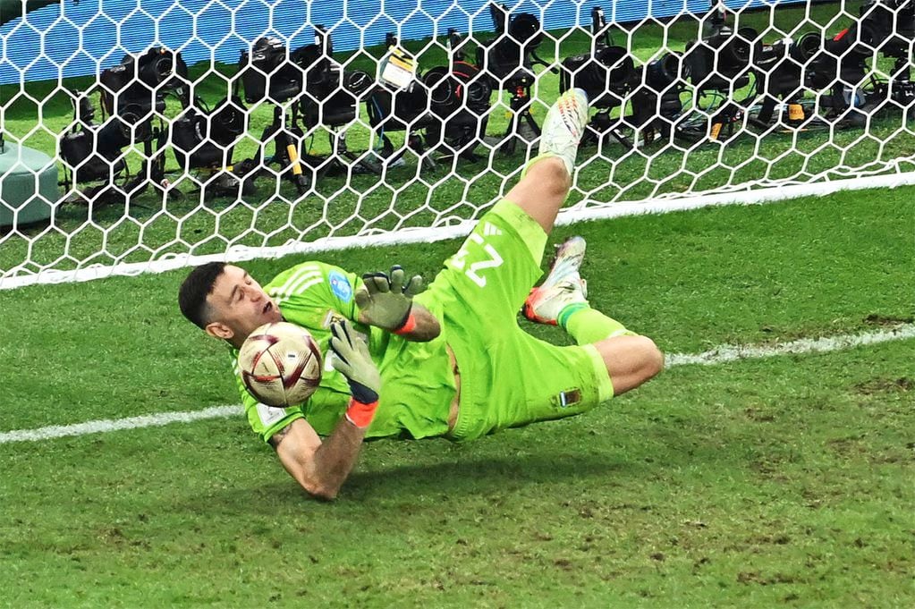 Emiliano Martínez bloqueando el penal de Kingsley Coman, en la final del Mundial.
