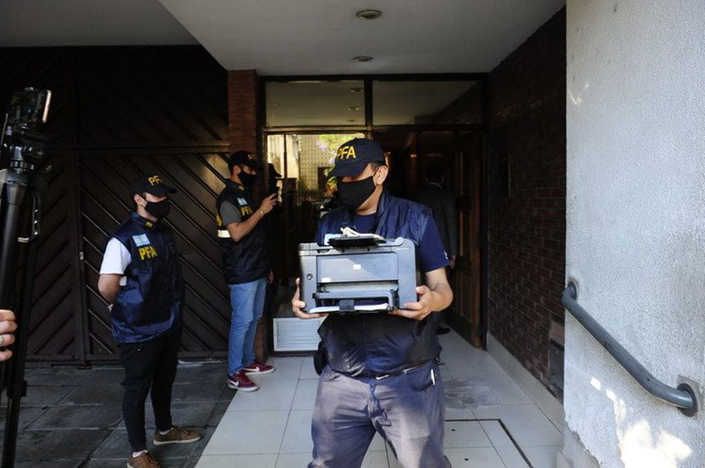 La detención de uno de los sospechosos por el ataque a la sede de Clarín. Foto Gentileza.