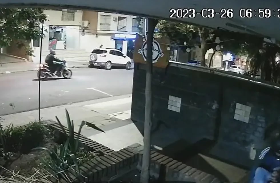 Un doble asalto quedó registrado por las cámaras de seguridad en el barrio Nueva Córdoba (Captura de video).