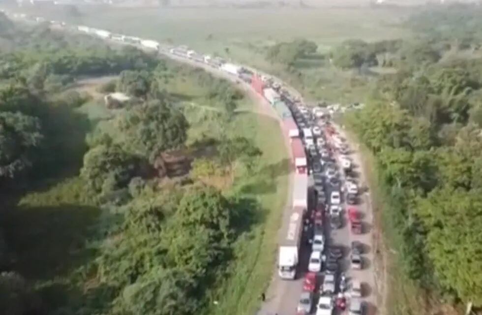 La ruta 11, justo antes de la frontera entre Argentina y PAraguay, quedó colapsada por hinchas de Colón intentando llegar a Asunción. (Captura de pantalla)