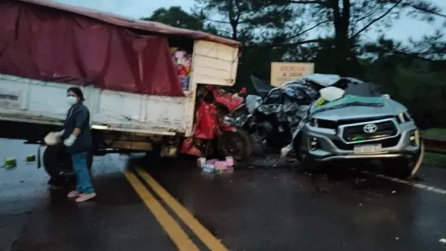 Dos fallecidos tras choque entre un camión y una camioneta en Campo Grande