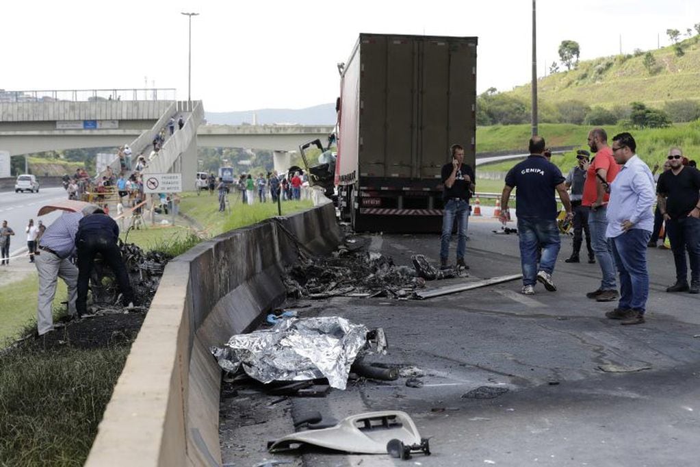 El camión contra el cual chocó un helicóptero en Sao Paulo. (EFE)