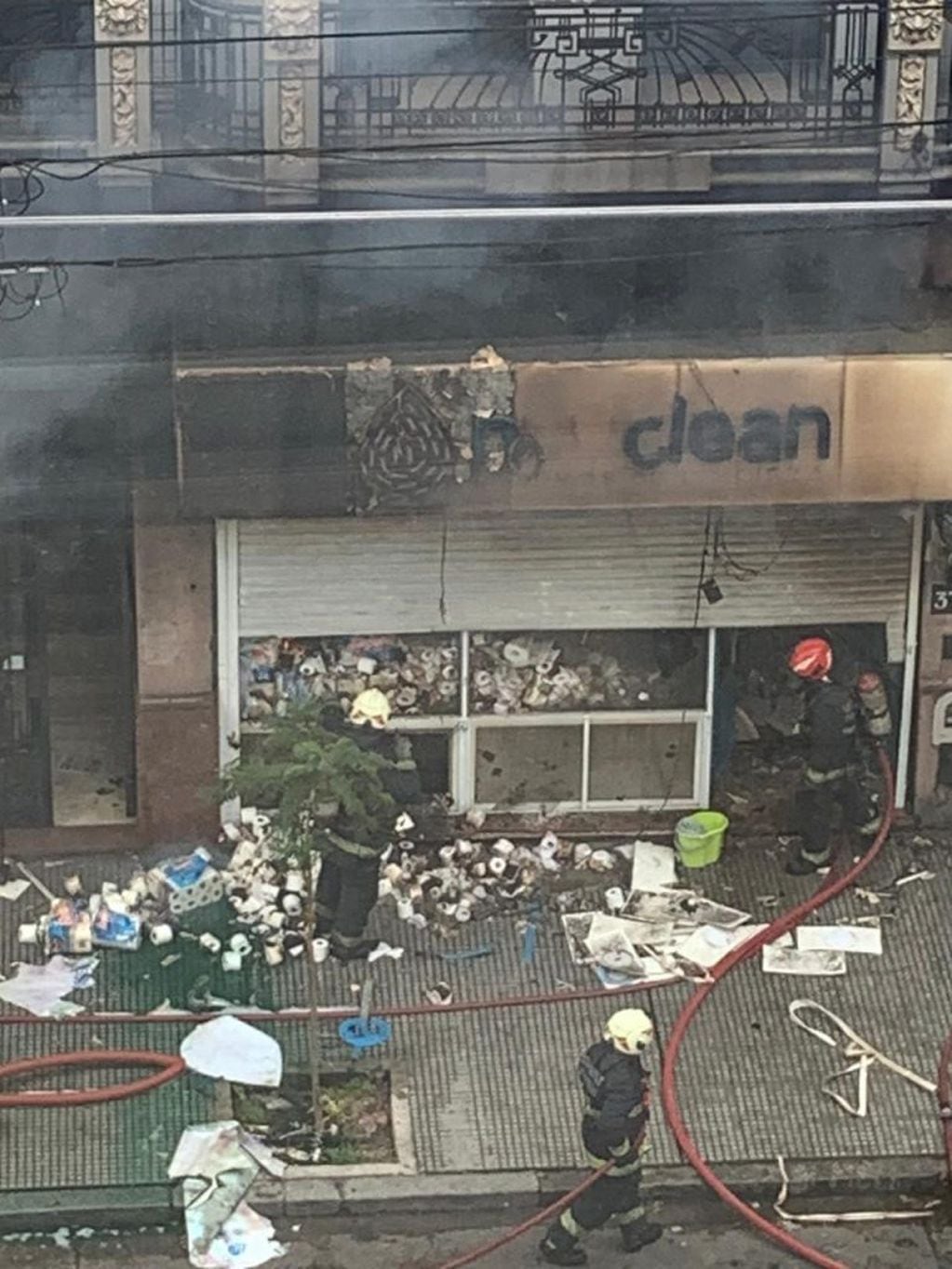 Voraz incendio en un comercio ubicado en avenida San Juan al 3700, en el barrio porteño de Boedo. (Vía País)