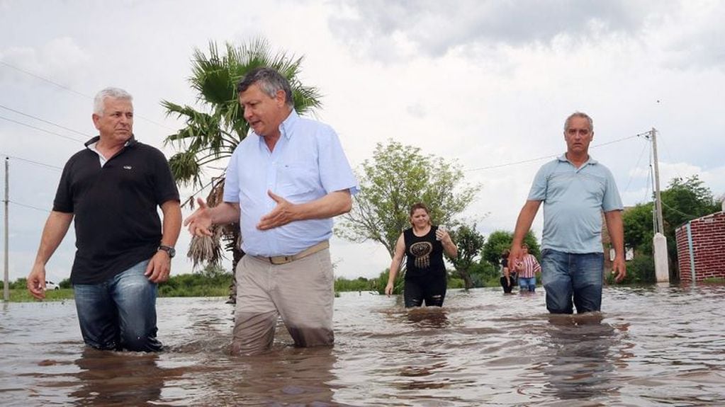El gobernador recorriendo zonas inundadas de la Provincia.