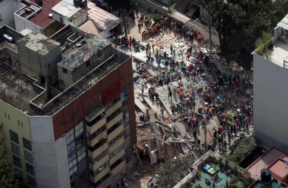 Operativo de rescate tras el terrible terremoto de 7.1 en la escala de Richter, que sacudió el centro de México.  (EFE)