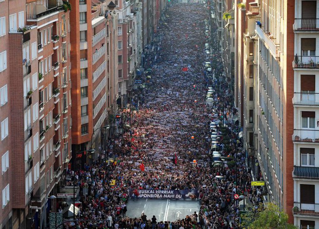 Miles de personas marchan en la ciudad vasca de Bilbao el 22 de octubre de 2011 luego de que ETA declarara "el cese definitivo de la actividad armada"