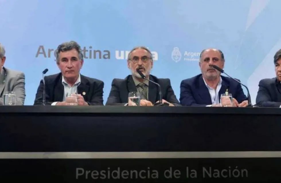 Basterra junto a los referentes de la Mesa de Enlace, en una conferencia (Foto: Prensa Agricultura).