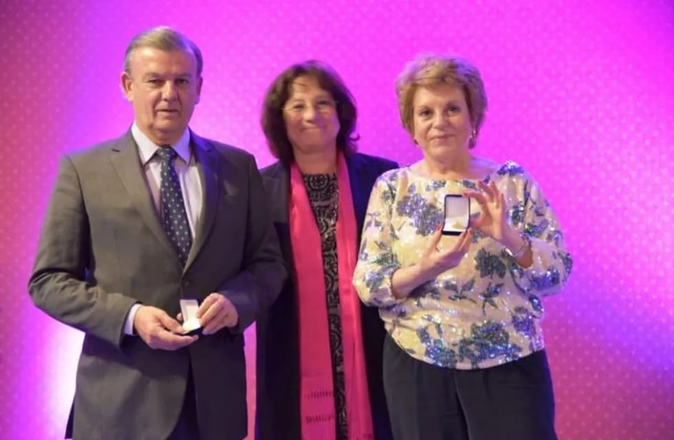 El Dr. José Manuel del Campo y la Dra. Ana María Conde, al recibir sus respectivas medallas de manos de la Dra. María del Carmen Battaini.