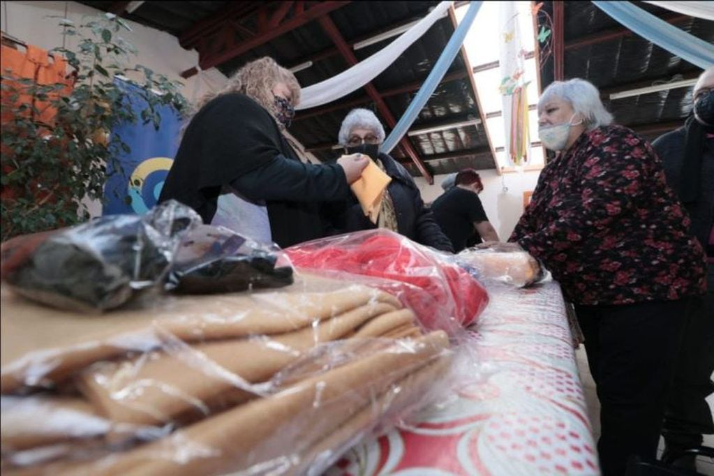 Tres centros de jubilados participaron con los tejidos y la confección de los abrigos.