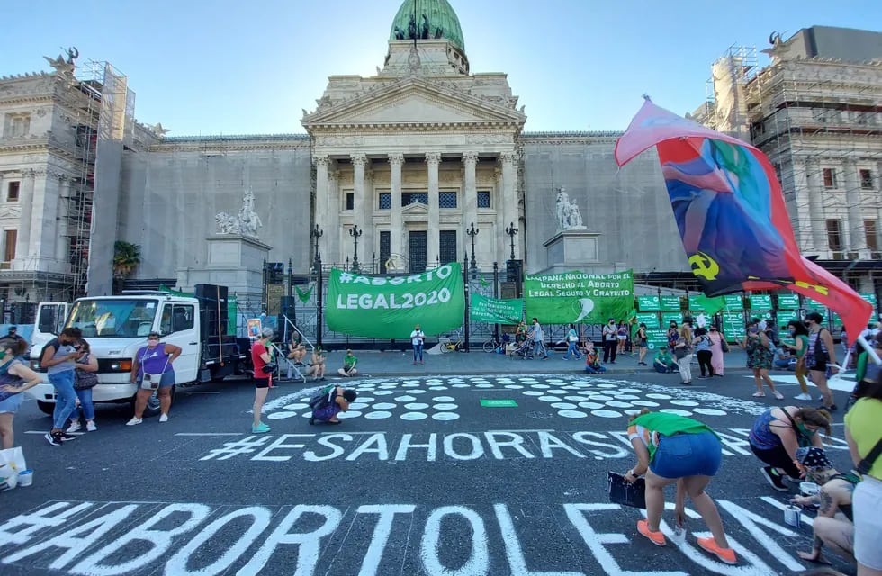 Reclamo por el aborto legal en la puerta del Congreso. (Foto: Clarín)