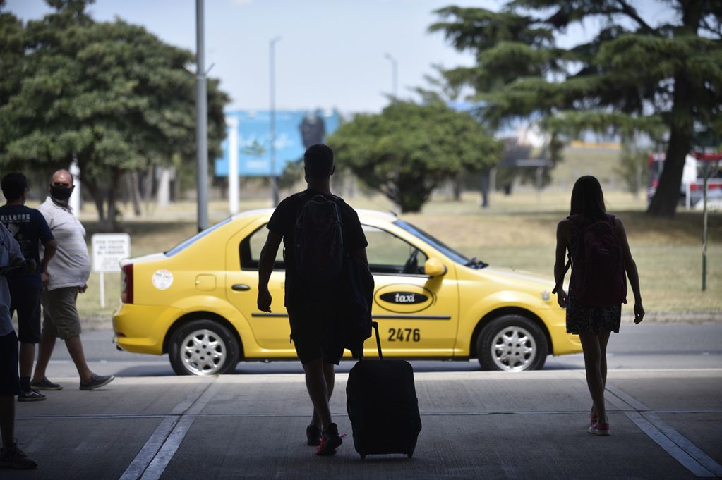 Taxi en el Aeropuerto Córdoba ingreso unicamente para pasajeros ( Ramiro Pereyra /La Voz)